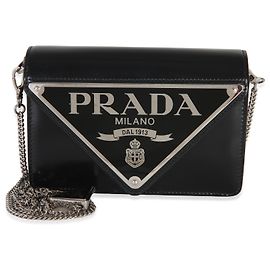 Prada Umhängetasche aus schwarzem Spazzolato-Leder mit Dreiecks-Logo-Plakette und Klappe