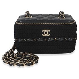 Piccolo beauty case Chanel in pelle di agnello matelassé nera con gancio e catena