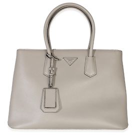 Prada Große Turnlock Twin Tote aus Saffiano-Leder in Hellgrau