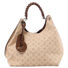 Bolso de hombro hobo Louis Vuitton Carmel de piel Mahina perforada, Beige Crème M53188