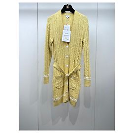 Vestido Chanel 22P de lana amarillo