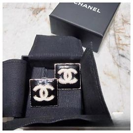 Boucles d'oreilles Chanel en émail noir