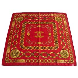 Foulard Chanel en soie rouge imprimé chaînes dorées