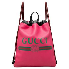 Gucci Rucksack mit Kordzug aus rosa genarbtem Kalbsleder mit Web-Logo