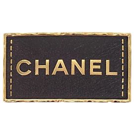 Broche de lapela Chanel com placa de logótipo em couro e banhado a ouro