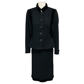 Valentino Garavani Conjunto de traje de chaqueta y falda de lana con ribetes de terciopelo negro Valentino Vintage