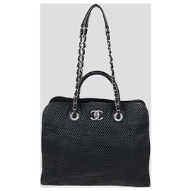 mala Chanel Up in the Air em couro perfurado preto