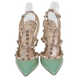 Valentino Rockstud Caged Pumps mit Knöchelriemen aus Leder und Lackleder in Green, Beige