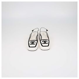 Décolleté Slingback con punta quadrata Chanel in pelle bianca, nera e pelle verniciata con logo CC