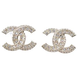 Pendientes de botón Chanel en metal dorado CC y cristales