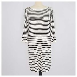 Vestido mini de punto Chanel a rayas marfil y negro, cuello redondo CC Pearl