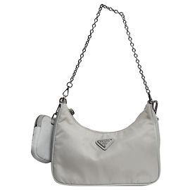 Prada Schultertasche aus Re-Nylon in Grau