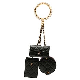 Chanel Wristlet Multi Pouches in Lambskin Matelassé Nero con Corona di Perle CC