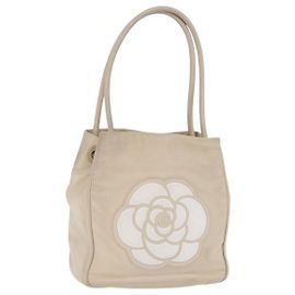 Bolso Tote CHANEL Camelia de cuero beige con detalles CC dorados Auth 205854