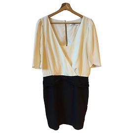 Vestido Tibi de seda preto e écru de mangas curtas