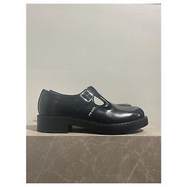 Derbies Prada noirs T.40,5 NEUVES