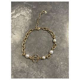 Chanel Choker Halskette aus Goldmetall und weißen Perlen CC Logo