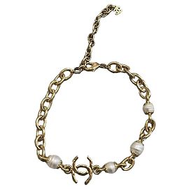 Colar choker Chanel dourado com pérolas brancas logo CC