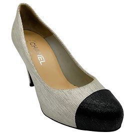 Chanel Pumps in texturiertem Silber-Metallic mit schwarzer Kappe