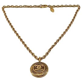 Collana con pendente medaglione sunburst Chanel CC placcato oro