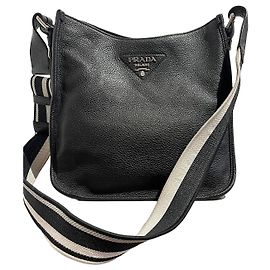 Bolso de mano Prada de piel granulada negra con correa de tela
