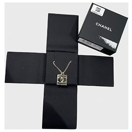Collar Chanel cuadrado CC