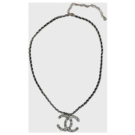 Collana Chanel CC in metallo dorato e pelle nera