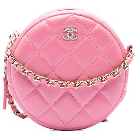 Clutch Chanel de piel de cordero acolchada rosa con perlas redondas y bandolera de cadena