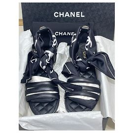 Sandalias Chanel Negras de Tela con Correa de Cinta Double-C Talla 36