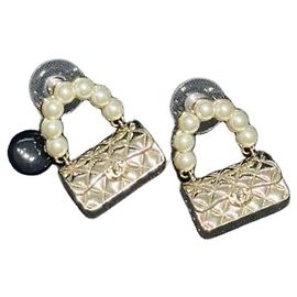 Pendientes Chanel 21S Dorados con Perlas y Cristales Forma Bolso