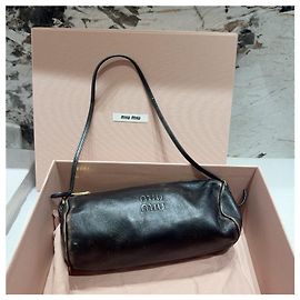Bolsa de mão cilíndrica Miu Miu em couro preto