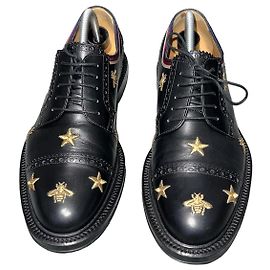 Gucci Derby-Schuhe aus schwarzem Leder mit Bienen und Sternen