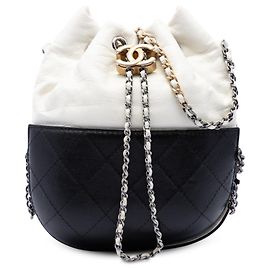 Bolsa Bucket Gabrielle Chanel Small em couro de bezerro acolchoado bicolor branco