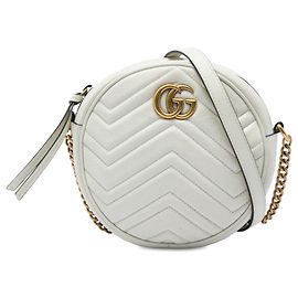 Gucci Mini GG Marmont Runde Crossbody-Tasche aus gestepptem weißem Kalbsleder