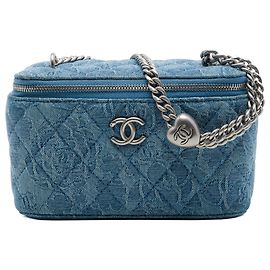 Chanel Blue Small Quilted Denim Camellia Sweetheart Vanity Case mit Kette
