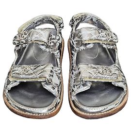 Chanel silberne gesteppte Leder-Sandalen CC-Logo