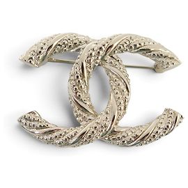 NEUE CHANEL LOGO CC BROSCHE U63062 AUS GOLDFARBENEM METALL 2025 GOLDEN STEEL BROOCH
