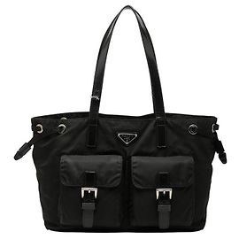 Prada Handtasche mit Dreiecks-Logo-Plakette