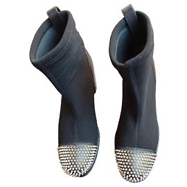 Stivaletti in pelle nera con borchie Christian Louboutin