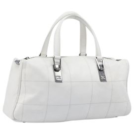 Bolso Boston CHANEL Choco Bar de cuero blanco y plata CC Auth 203440V