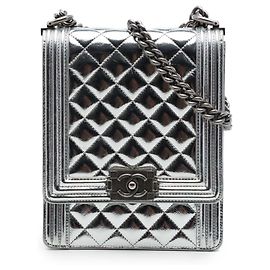 Silberne Chanel Boy Flap North South Crossbody Bag aus gestepptem metallischem Kalbsleder