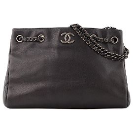 CHANEL - Sac Cabas Shopping Chanel em couro caviar azul marinho