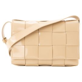 BOTTEGA VENETA - Bolsa de ombro Bottega Veneta Cassette em couro envernizado intrecciato bege