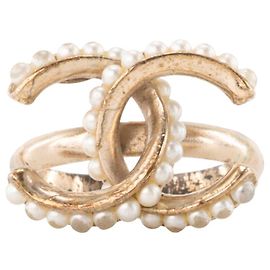 CHANEL - Bague Chanel en métal doré et perles (T49)