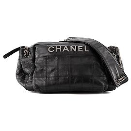 CHANEL - Lax Accordion Chanel Schultertasche aus schwarzem Glattleder