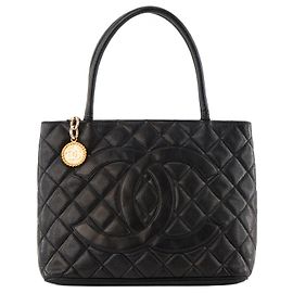 CHANEL - Medaillon Chanel Handtasche aus schwarzem Kaviarleder