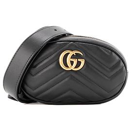 GUCCI - Bolsa cinto GG Marmont Gucci em couro liso preto (T75)