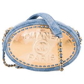 CHANEL - Oval CC Chanel Schultertasche aus blauem Denim und goldfarbenem Metall