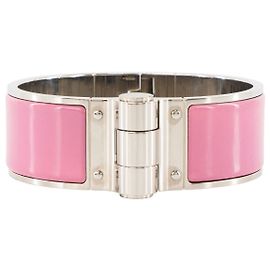 HERMÈS - Bracelet Charnière Large GM Hermès aus silberfarbenem Metall und flamingo-rosa Emaille