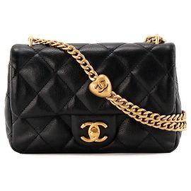 CHANEL - Sac à bandoulière Classique/Timeless Heart Crush Chanel en cuir grainé noir